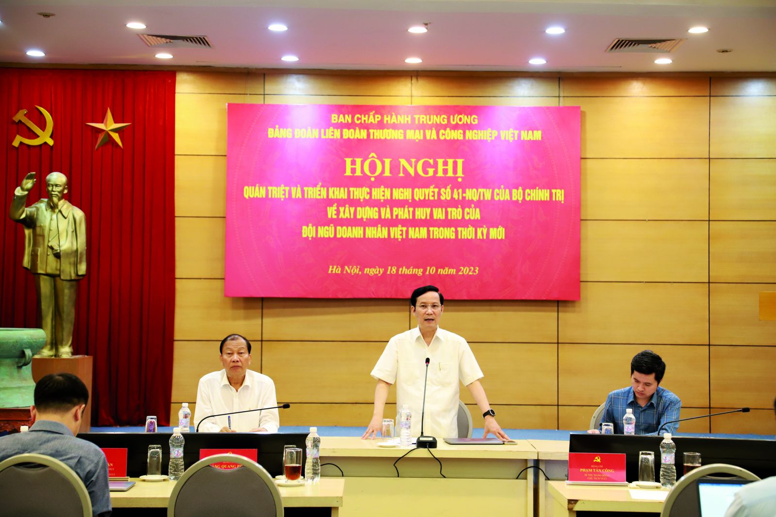  Chủ tịch VCCI Phạm Tấn Công phát biểu tại Hội nghị quán triệt và triển khai thực hiện Nghị quyết 41-NQ/TW của Bộ Chính trị về xây dựng và phát huy vai trò của đội ngũ doanh nhân Việt Nam trong thời kỳ mới.