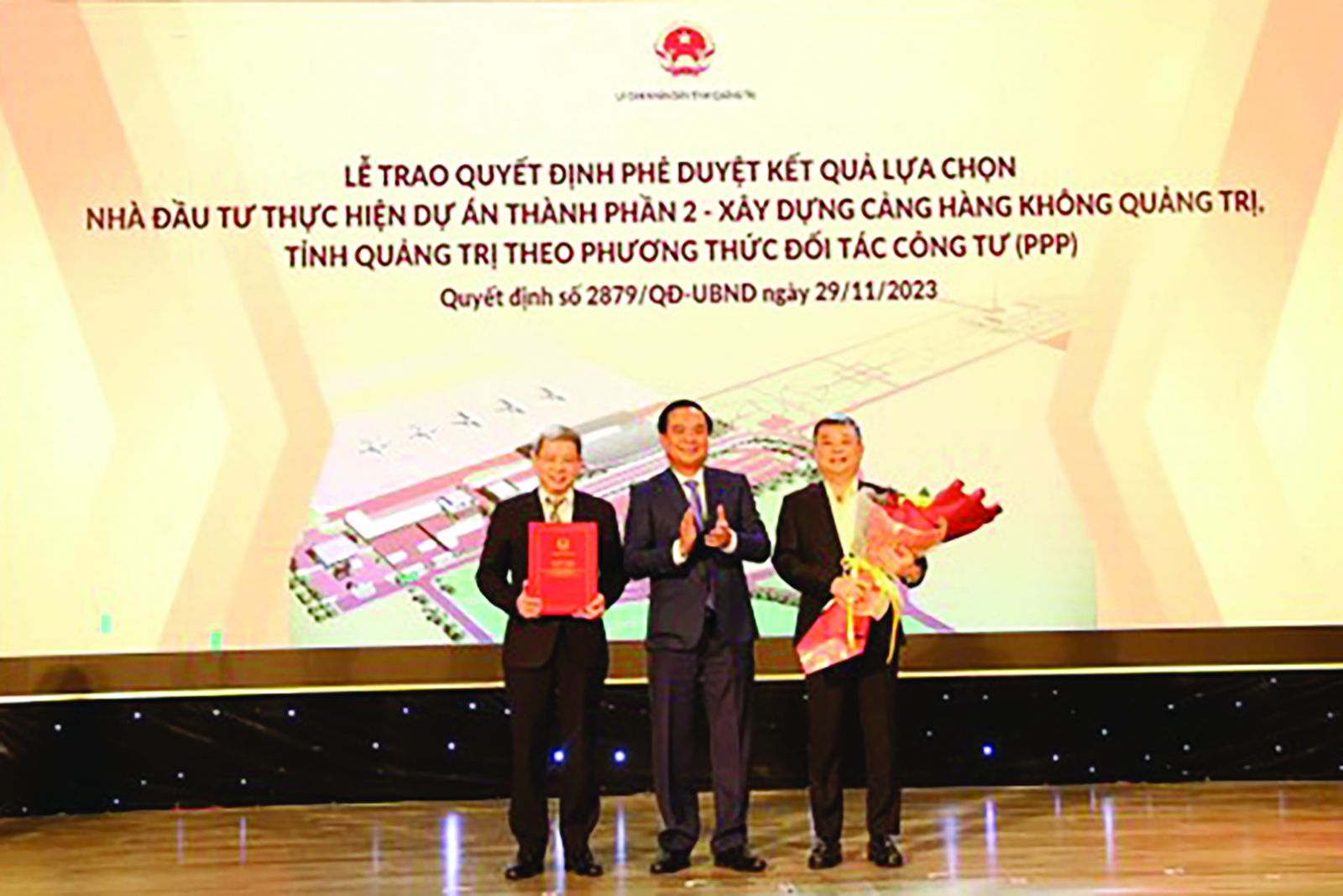  Chủ tịch UBND tỉnh trao chứng nhận cho hai nhà đầu tư sân bay Quảng Trị