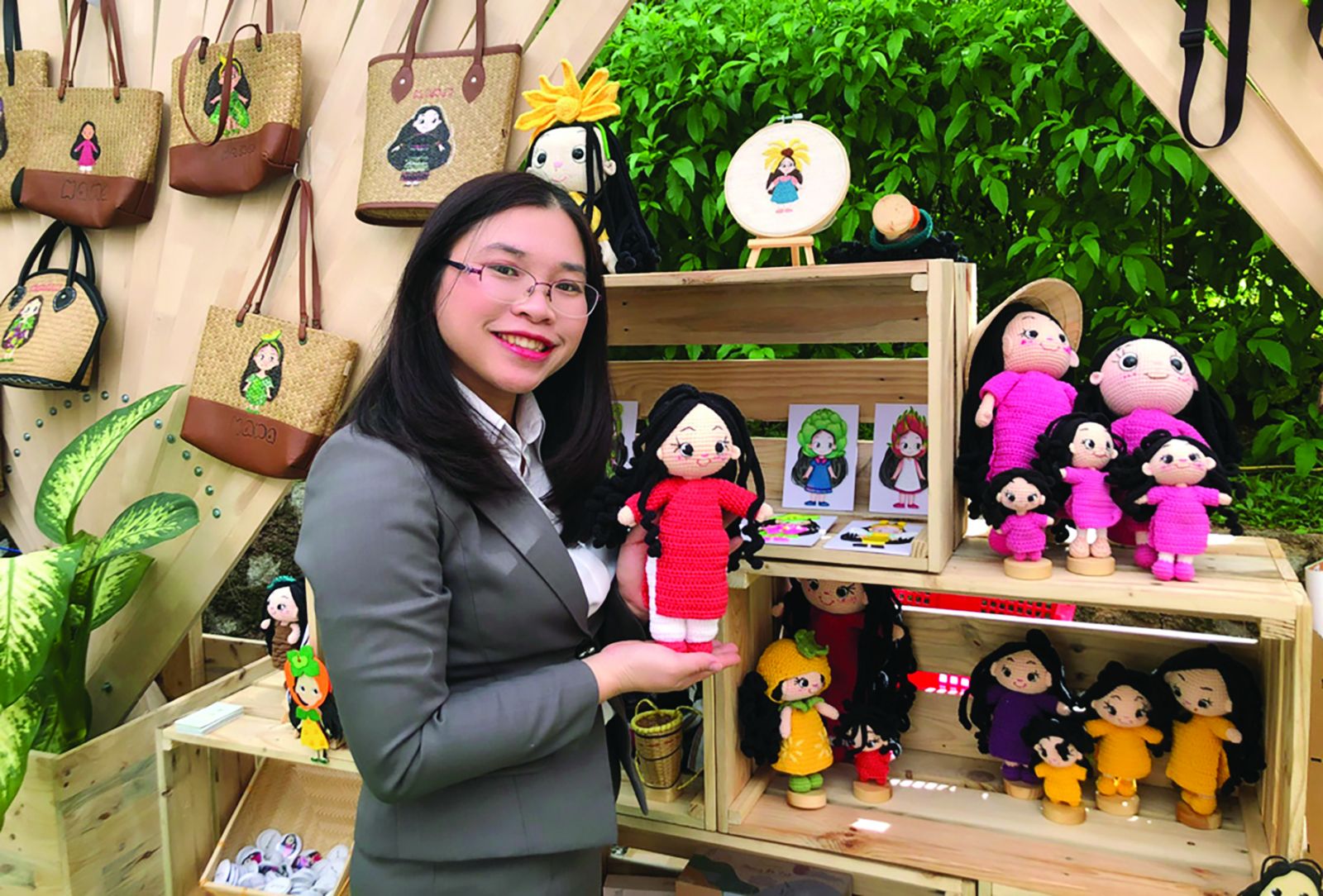  Nguyễn Ngọc Hoàng Anh - Giám đốc Hana Eco Chain với búp bê Hana