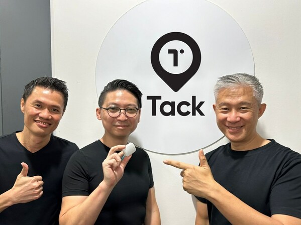 (LR) Đồng sáng lập Eric Yeo (COO); Justin Zhang (Giám đốc điều hành); và Shane Chiang (CCO) của Tack One, một công ty thông tin vị trí toàn cầu có trụ sở tại Singapore với giải pháp giám sát lũ lụt đầu tiên, Tack EVO FloodFinder™.