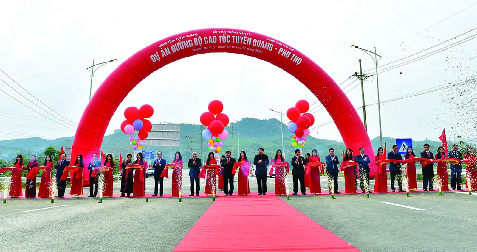  Các đại biểu cắt băng khánh thành cao tốc Tuyên Quang - Phú Thọ kết nối với cao tốc Nội Bài - Lào Cai.