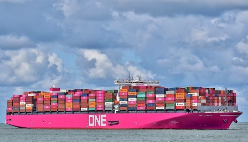 Hàng loạt hãng vận tải lớn như Yang Ming Line, One, Evergreen Line, HMM, Maersk... đã gửi thông báo sẽ thu thêm phụ phí do phải thay đổi hải trình các tuyến châu Á - châu Âu, tránh đi qua kênh đào Suez và khu vực Biển Đỏ.