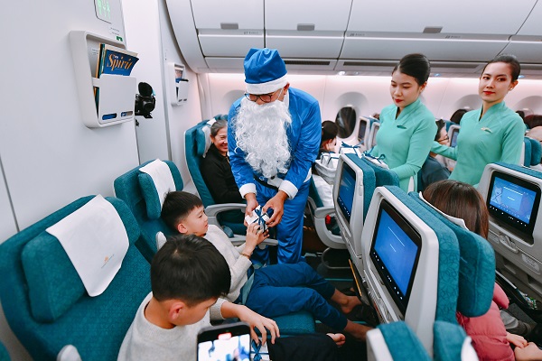 Các hành khách được gặp “ông già Noel” và nhận những món quà đáng yêu