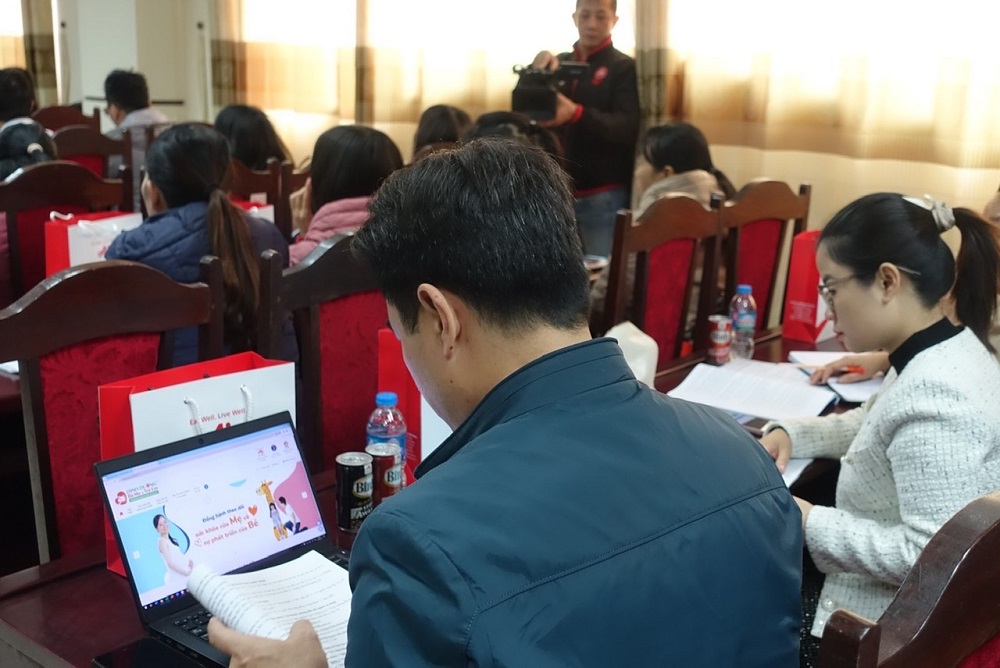 Cán bộ y tế tỉnh Thanh Hóa được hướng dẫn sử dụng các công cụ của Phần mềm để chăm sóc sức khỏe cho đối tượng bà mẹ và trẻ em.