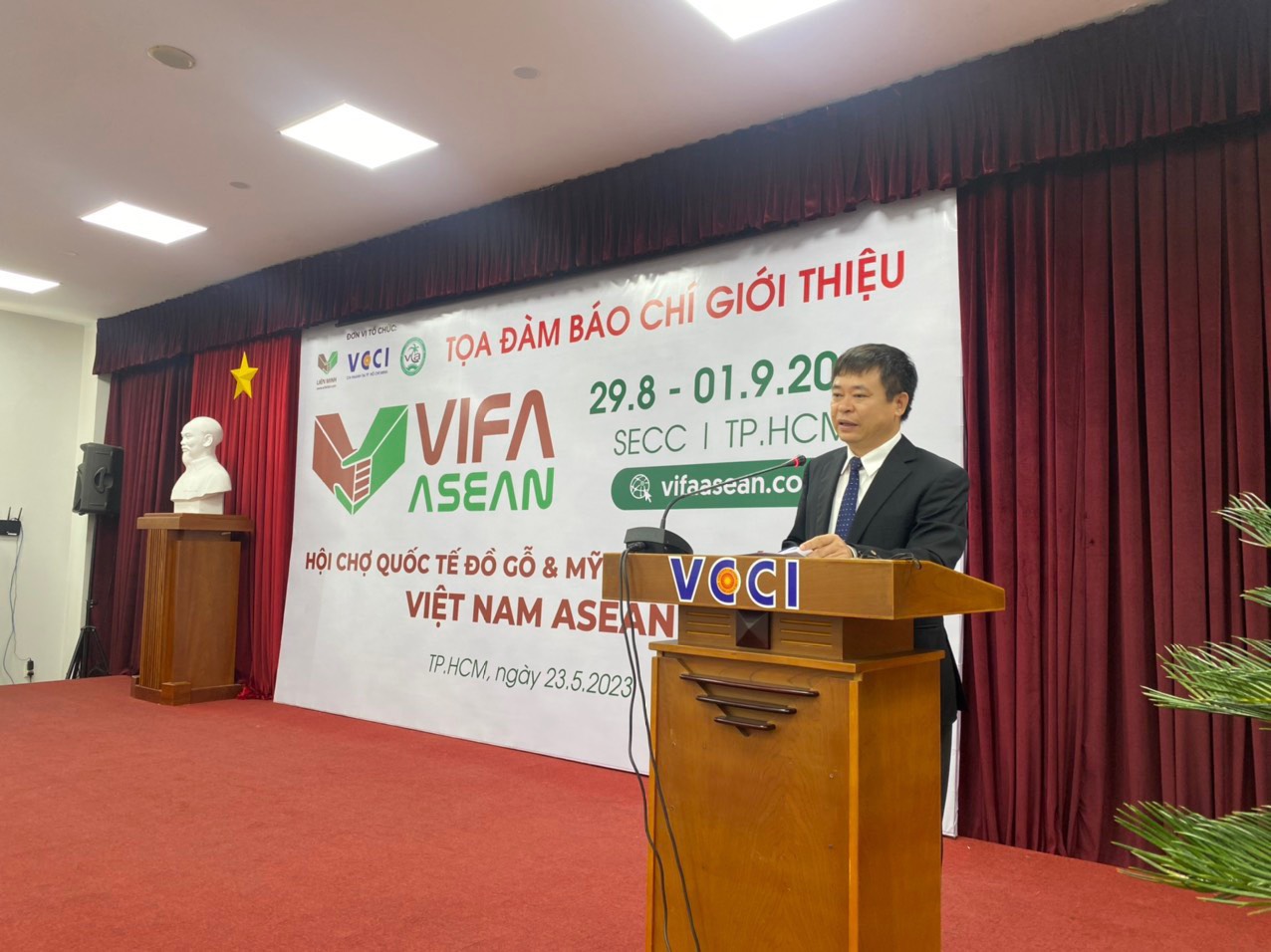Giám đốc VCCI HCM Trần Ngọc Liêm phát biểu tại buổi họp báo.