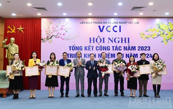 trao các danh hiệu thi đua, khen thưởng của Công đoàn viên chức Việt Nam, Chủ tịch VCCI, Đảng uỷ và Công đoàn VCCI cho các tập thể và cá nhân hoàn thành xuất sắc nhiệm vụ công tác năm 2023.
