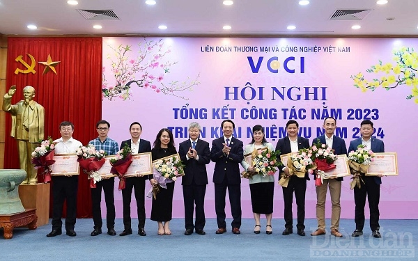 trao các danh hiệu thi đua, khen thưởng của Công đoàn viên chức Việt Nam, Chủ tịch VCCI, Đảng uỷ và Công đoàn VCCI cho các tập thể và cá nhân hoàn thành xuất sắc nhiệm vụ công tác năm 2023.