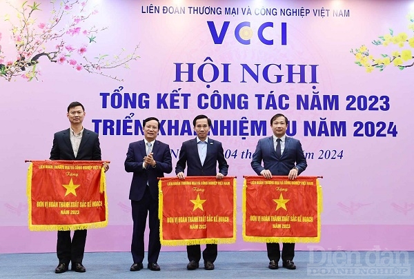 Trao các danh hiệu thi đua, khen thưởng của Công đoàn viên chức Việt Nam, Chủ tịch VCCI, Đảng uỷ và Công đoàn VCCI cho các tập thể và cá nhân hoàn thành xuất sắc nhiệm vụ công tác năm 2023.