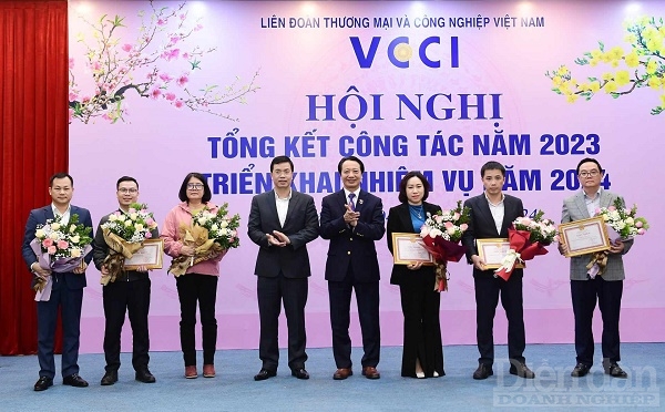 Trao các danh hiệu thi đua, khen thưởng của Công đoàn viên chức Việt Nam, Chủ tịch VCCI, Đảng uỷ và Công đoàn VCCI cho các tập thể và cá nhân hoàn thành xuất sắc nhiệm vụ công tác năm 2023.