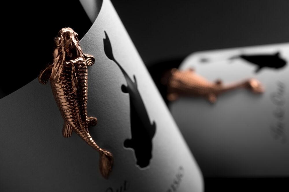 Nhãn chai rượu vang Cá Chép vàng sử dụng hình ảnh cá chép với 2 mảng sáng tối độc đáo