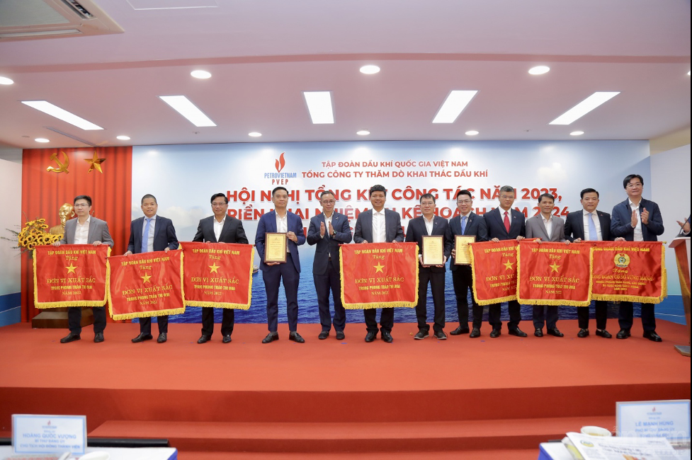 Công đoàn Dầu khí Việt Nam trao cờ thi đua cho Công đoàn PVEP