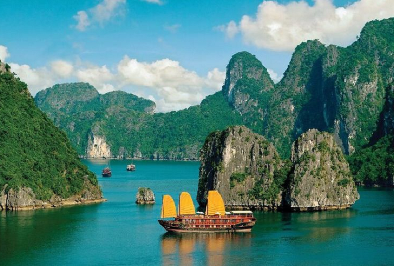 Thời gian qua, ngành Du lịch Quảng Ninh đã đón nhiều chuyến du thuyền quốc tế, chở hàng nghìn du khách tới Hạ Long tham quan, trải nghiệm.<p/>Du khách hào hứng trải nghiệm (Ảnh minh họa)