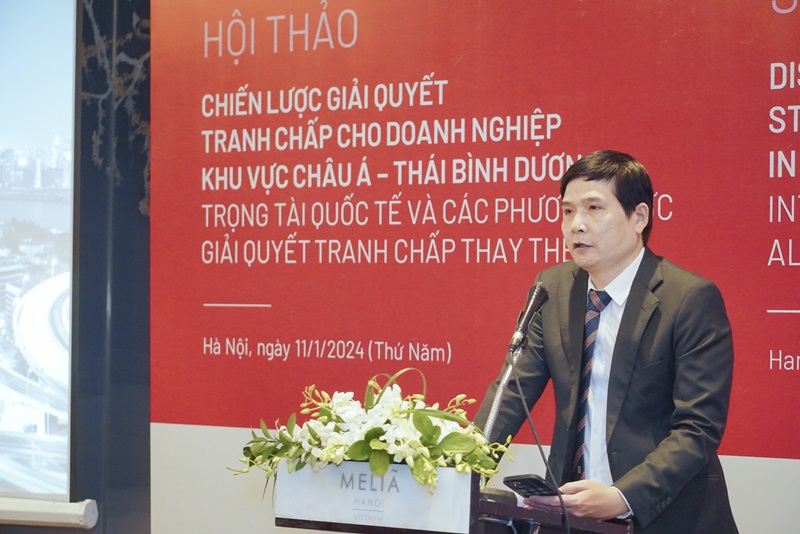ông Vũ Ánh Dương – Phó Chủ tịch kiêm Tổng thư ký Trung tâm Trọng tài Quốc tế Việt Nam (VIAC) phát biểu tại Hội thảo