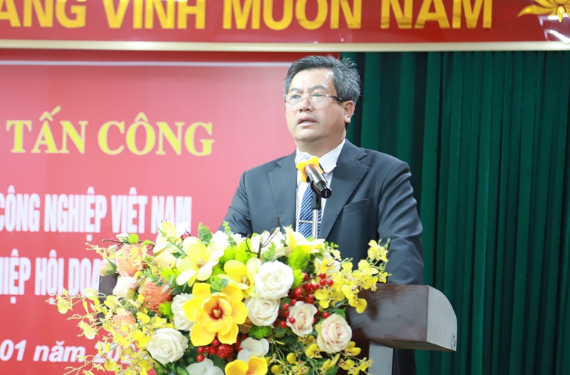 Thay mặt các doanh nghiệp, ông Nguyễn Huy Long - Chủ tịch Hiệp hội Doanh nghiệp tỉnh Lào Cai thông tin tại buổi làm việc