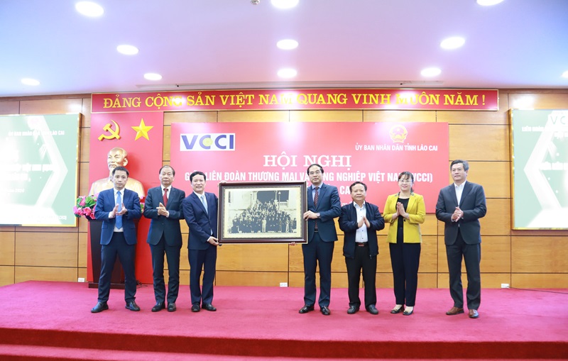 Đại diện Ban Thường trực VCCI và Lãnh đạo UBND tỉnh Lào Cai trao quà lưu niệm tại buổi làm việc