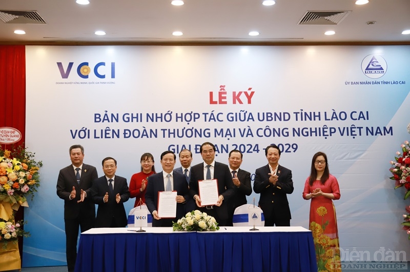 Chủ tịch VCCI và Chủ tịch UBND tỉnh Lào Cai cùng các đại diện hai đơn vị ký kết và trao biên bản ghi nhớ hợp tác