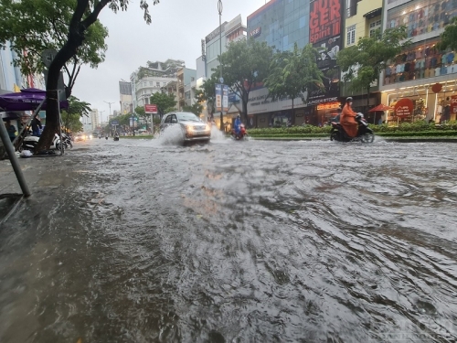 Đà Nẵng mưa lớn, nhiều tuyến phố "hóa thành sông"