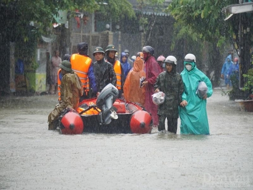 Nhiều khu vực tại Đà Nẵng ngập sâu, giao thông "tê liệt"