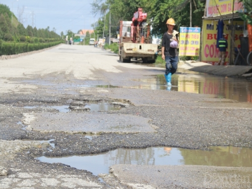 Quảng Ngãi: Đường trong khu kinh tế Dung Quất bị "cày nát" vì xe tải trọng lớn