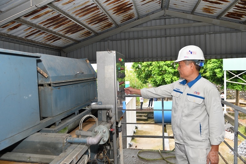 Công nhân vận hành hệ thống ép bùn tại nhà máy xử lý nước thải tập trung KCN Nhật Bản – Hải Phòng. Sau quá trình xử lý nước thải, lượng bùn tồn đọng được tiếp tục xử lý theo quy trình