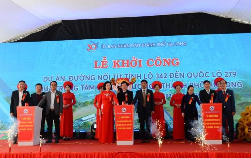 Các đại biểu thực hiện nghi thức khởi công dự án Đường nối từ tỉnh lộ 342 đến QL279 qua trung tâm xã Sơn Dương. Ảnh: Cổng thông tin điện tử tỉnh Quảng Ninh